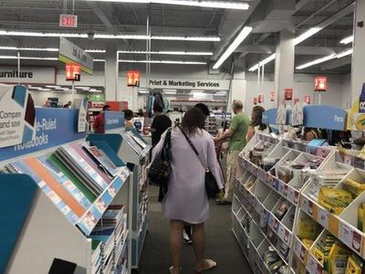 美國開學季將至 華人家長買文具省錢經驗多